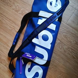 Subtle duffel bag with dust bag
